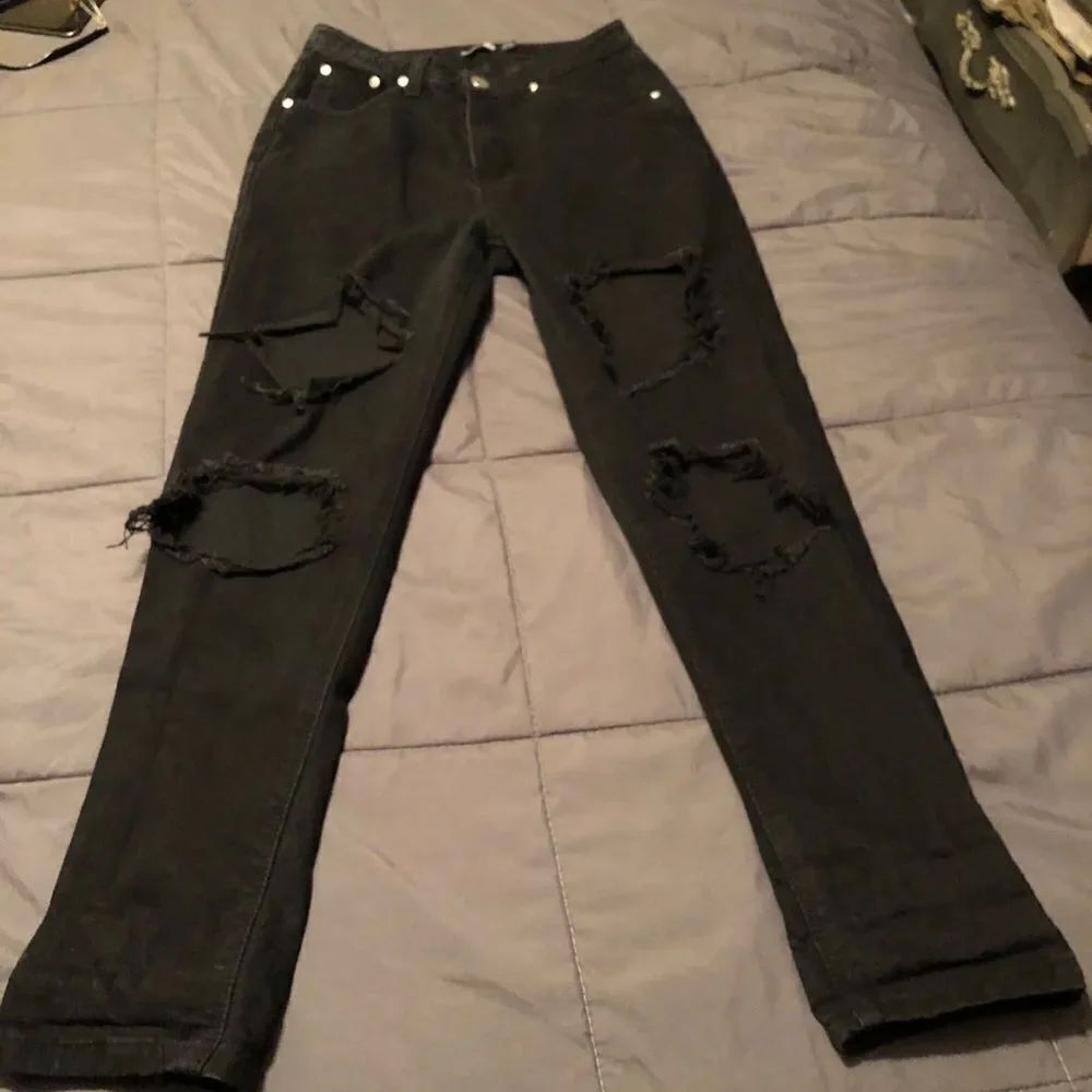 Women’s boo-hoo blue destroyed black jeans size 4